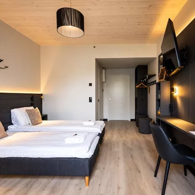 vue d'ensemble d'une chambre moderne du mondi club sodankyla avec bureau et tv