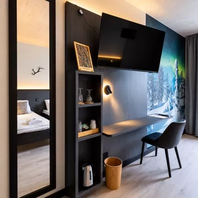 coin bureau et fresque murale d'aurores boréales dans une chambre du mondi club sodankyla