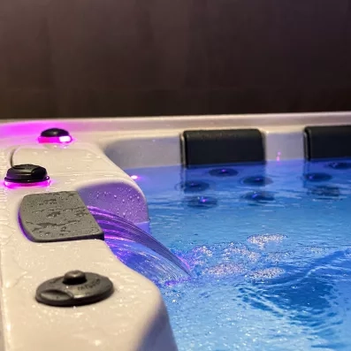 Bain à remous et spa relaxant du Mondi Club Sodankyla pour un séjour bien-être en Laponie