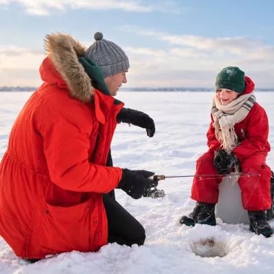 Activité de pêche sur glace en famille lors d'un voyage au Mondi Club Sodankyla