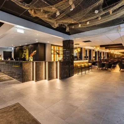 Hall de réception moderne du Mondi Club Sodankylä avec bar élégant et décor marin en Laponie.