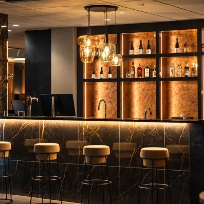 bar design du mondi club sodankyla éclairé aux teintes chaudes pour un séjour en laponie