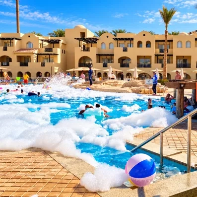Animation foam party dans la piscine principale du Mondi Club Stella Garden à Hurghada.