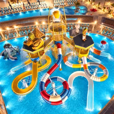 Structure de jeux aquatiques illuminée de nuit avec sphinx et pyramides pour enfants à Hurghada.