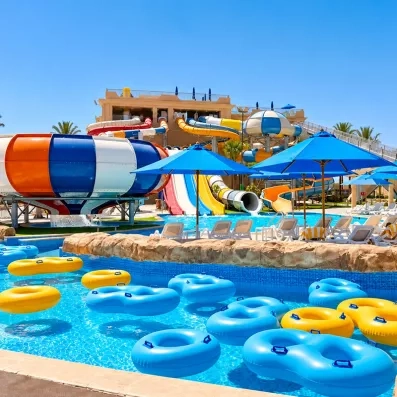 grand toboggan avec bassin et bouées du mondi club stella garden à hurghada, egypte