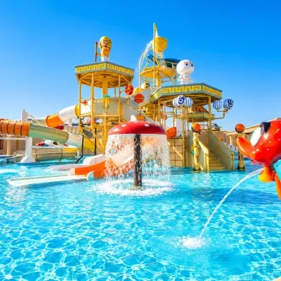 Parc aquatique pour enfants avec toboggans thématiques et champignons arroseurs au Mondi Club, Hurghada.