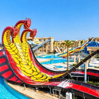 Toboggan multipiste spectaculaire sur le thème de l'hydre pour des vacances sportives à Hurghada.