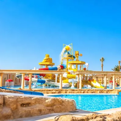 Vue d'ensemble de l'espace aquatique ludique sous le soleil du Stella Garden à Hurghada.