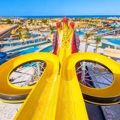 Vue panoramique sur les toboggans géants et le complexe hôtelier Stella Garden face à la mer.