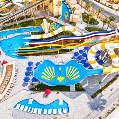 vue d'ensemble aérienne de l'aquapark tobbogans colorés avec piscines et transats
