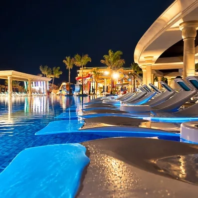 bassin nocturne avec transats au mondi club stella gardens hurghada egypte