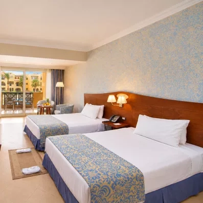 Chambre double spacieuse avec balcon au Mondi Club Stella Garden, séjour confort à Hurghada en Égypte.