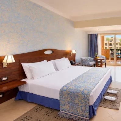 Grande chambre lumineuse avec lit king size, hôtel club vacances à Hurghada.