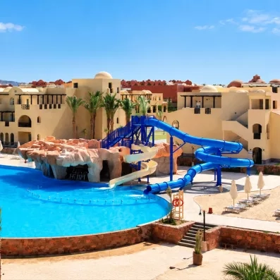 Parc aquatique et toboggans bleus de la piscine du Mondi Club Stella Gardens à Hurghada