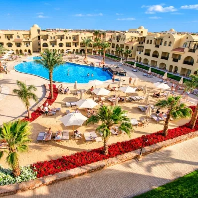 Vue panoramique sur la piscine, les transats et les jardins du Mondi Club Stella Garden, Égypte.