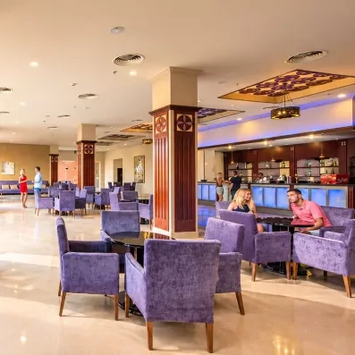 Salon intérieur spacieux et moderne du complexe Mondi Club Stella Garden pour un séjour confort.