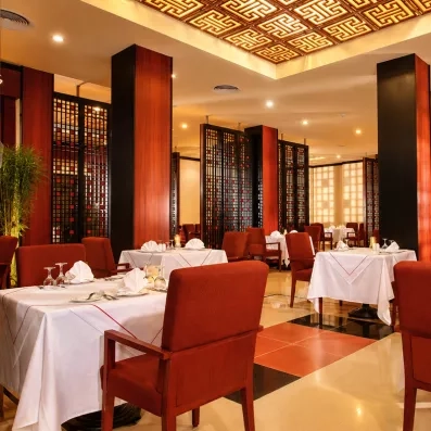 Restaurant thématique à l'ambiance chaleureuse et architecture soignée pour un dîner romantique à Hurghada.