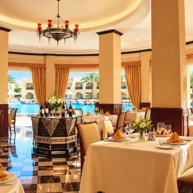 Restaurant élégant du Mondi Club Stella Garden à Hurghada avec vue sur la piscine et les jardins.