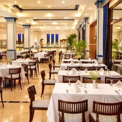 Grande salle de restauration lumineuse et moderne pour vos séjours tout compris en Égypte à Hurghada.