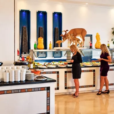 Bar à salades et entrées fraîches au buffet du Mondi Club Stella Garden à Hurghada.