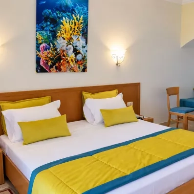 Lit double confortablement aménagé dans une chambre du Mondi Club Thalassa Mahdia en Tunisie