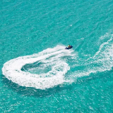 Jet-ski en mer turquoise sur la plage du Mondi Club Thalassa Mahdia en Tunisie