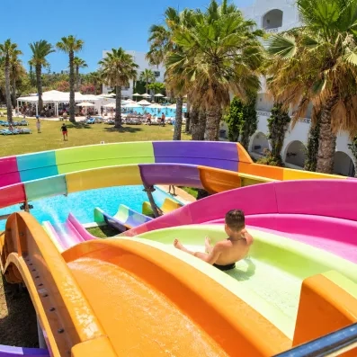 Parc aquatique avec toboggans colorés et piscine au Mondi Club Thalassa Mahdia