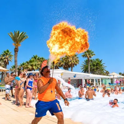 Spectacle de cracheur de feu autour de la piscine au Mondi Club Thalassa Mahdia