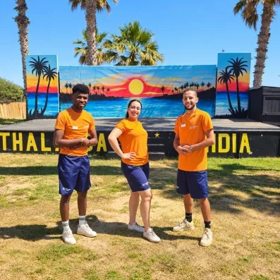 Équipe d'animation francophone du Mondi Club Thalassa Mahdia devant la scène de spectacle