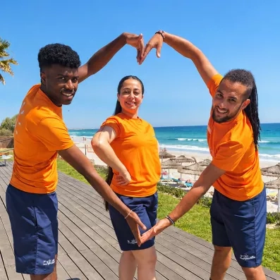 Animateurs du Mondi Club Thalassa Mahdia posant devant la plage de Mahdia