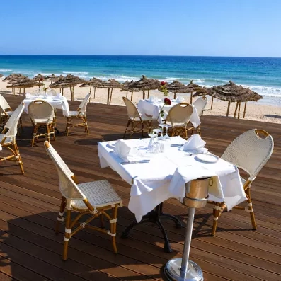 Terrasse du restaurant du Mondi Club Thalassa Mahdia face à la mer et à la plage de sable fin.