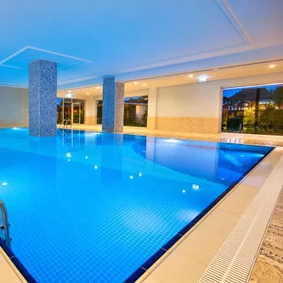 grande piscine intérieure relax