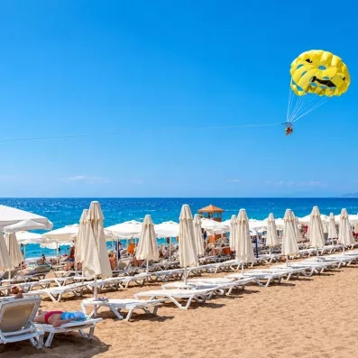 plage avec parasols et transats