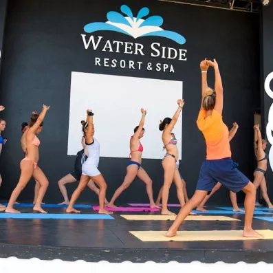 cours de yoga en extérieur sur la scène 