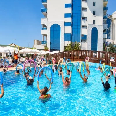 aquagym dans la piscine principal de l'hôtel