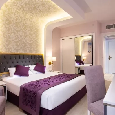 chambre avec un grand lit double