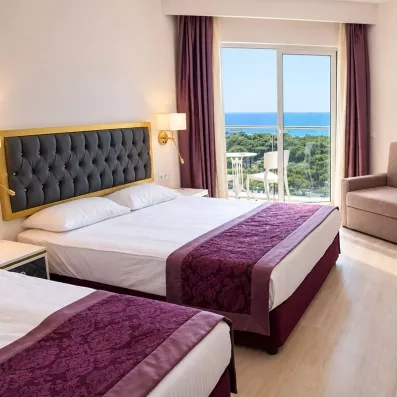 chambre avec deux lits doubles