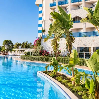 piscine extérieur avec vue sur le jardin et sur l'hôtel