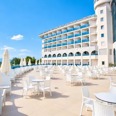 bar sur la terrasse extérieur de l'hôtel