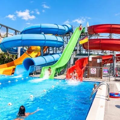 piscine avec différents toboggans