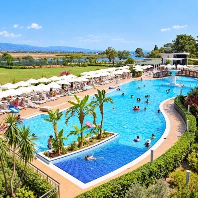 vue de la piscine et des transats
