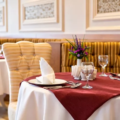 table dressé dans la salle de restaurant