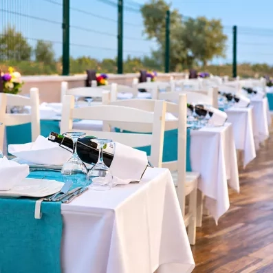 tables dehors du restaurant extérieur