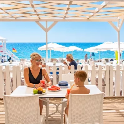 table et chaise sur la terrasse face à la plage