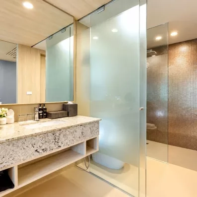 Une salle de bain, avec un plan vasque en marbre et une douche.