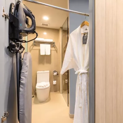Des équipements avec un fer à repasser, un peignoir et un accès direct à la salle de bain.
