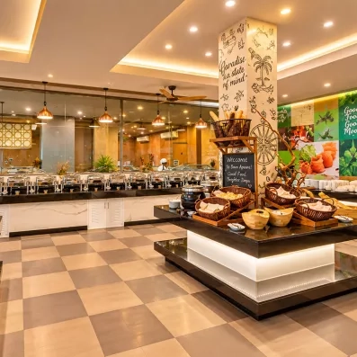 Un buffet spacieux et moderne présentant une large sélection de plats sous des éclairages soignés.