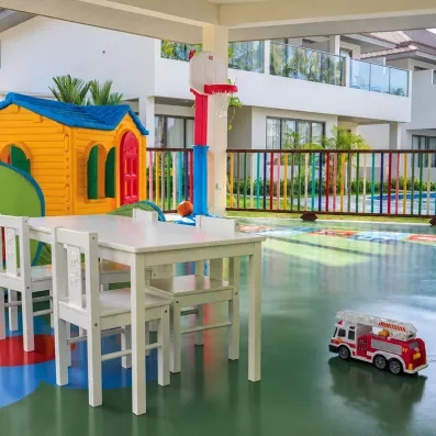 Un espace de jeux couvert pour les plus petits, comprenant une table d'activités.