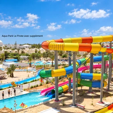 Vue panoramique sur les toboggans géants de l'Aqua Park Le Pirate au complexe hôtelier de Djerba.