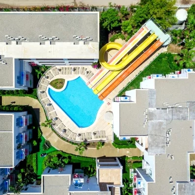 piscine avec toboggan